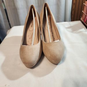 NWOT Women's Nude Suede Pumps 3 Inch Heel Size 9